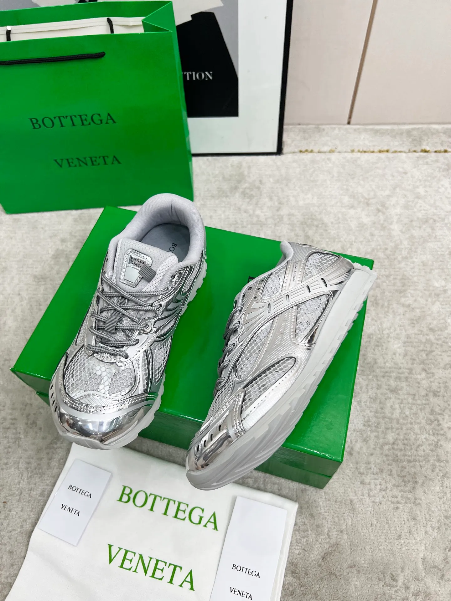 P540. Top version (couples model) Bottega Veneta Bottega Veneta 23ss autumn and winter show BV Orbit sneakers Wang Yibo's same style couples casual shoes dad shoes! Runner sneakers! Original purchase and development!  Made of original lightweight technical mesh fabric, the same as the original version! The process is complicated!  Paired with a rubber outsole designed with a geometric pattern, the high version of the Wang Zha series is actually much taller, but the legs still look slim. Very nice. Durable and playable, standard and version-matching shoe package technology, look for high-end versions. The original outsole is exclusively molded, and the color-blocked TPU outsole is used. The material and weight are the same as the original!  Size: #Female 35-41 (40 and 41 customized sizes are non-refundable) Male 39-45 (45 size customized are non-returnable and exchangeable)